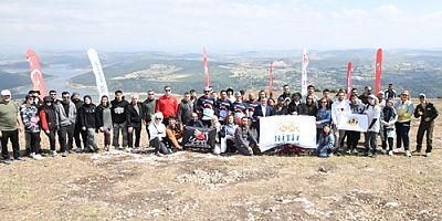 Altıeylül Belediyesi’nin Akçökey Mahallesi Türkmentepe’de 4.ncüsü üniversiteler arası ilki gerçekleştirilen 1. Üniversiteler Arası Yamaç Paraşütü etkinliğine 65 paraşüt tutkunu katılım sağladı. 