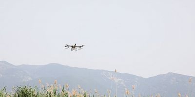 Edremit’te sinekle mücadele çalışmaları Drone ile destekleniyor
