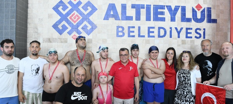 ALTIEYLÜL’DE BAYRAMIN COŞKUSU DOYASIYA YAŞANDI