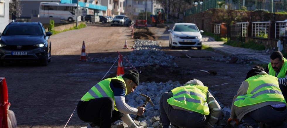 AYVALIK'TA YOL BAKIM VE ONARIM ÇALIŞMALARI SÜRÜYOR