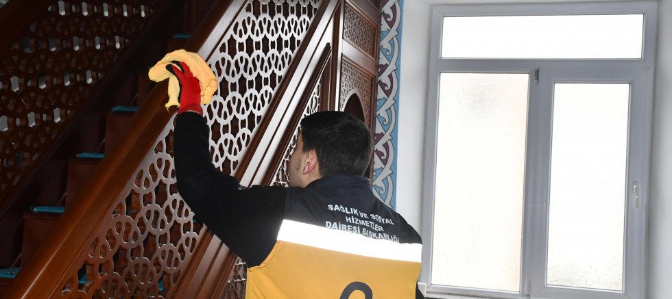 BÜYÜKŞEHİRDEN CAMİLERDE GÜL KOKULU TEMİZLİK