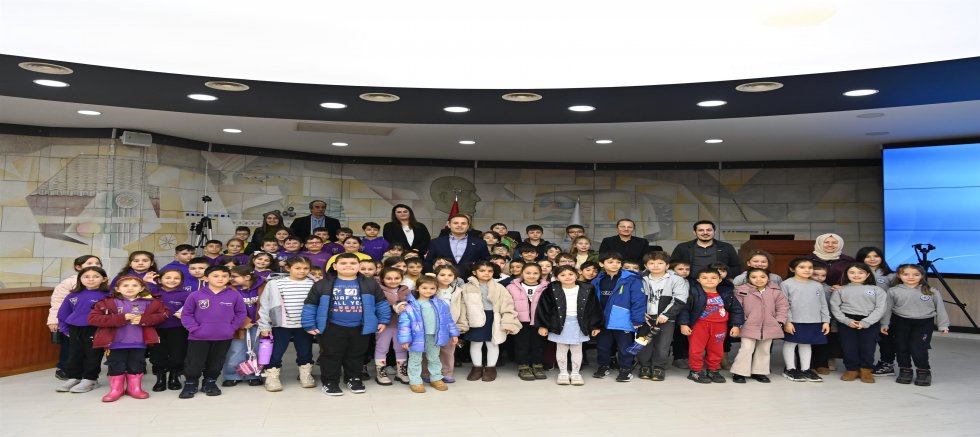 AKIN, ÖĞRENCİLERİ BELEDİYEDE AĞIRLADI