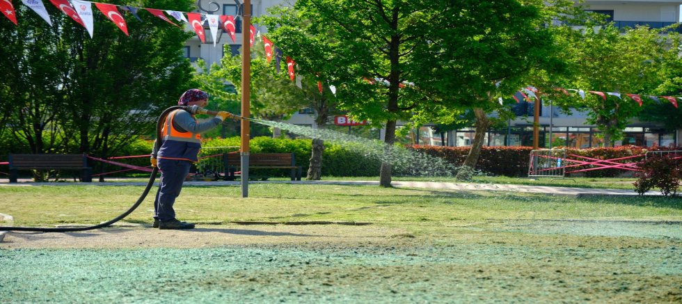 ALTIEYLÜL PARK VE BAHÇELER MÜDÜRLÜĞÜ SAHADA YOĞUN MESAİDE