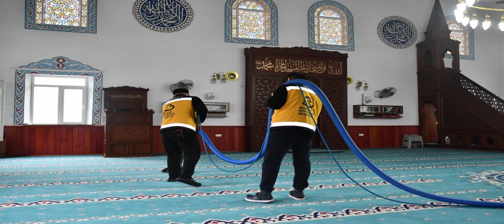 BÜYÜKŞEHİRDEN CAMİLERDE GÜL KOKULU TEMİZLİK