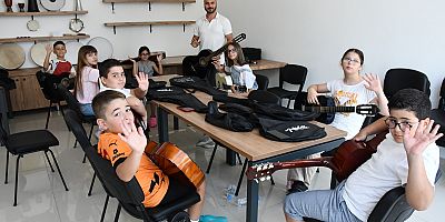 AHMET AKIN FIRSAT EŞİTLİĞİ SAĞLIYOR, ÇOCUKLAR ÜCRETSİZ KURSLARLA GELİŞİYOR