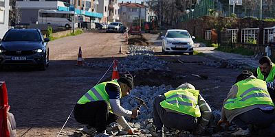AYVALIK'TA YOL BAKIM VE ONARIM ÇALIŞMALARI SÜRÜYOR