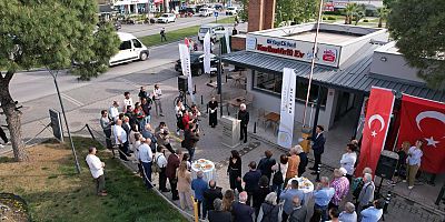 OKTAY EKİNCİ KARİKATÜRLÜ EV VE AYVALIK KİTAPÇISI AÇILDI…
