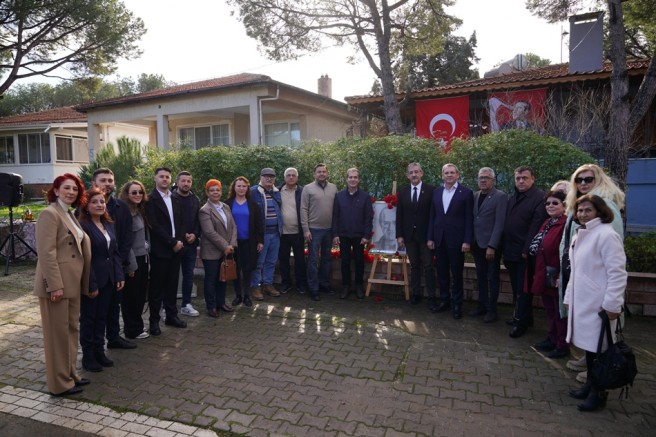 UĞUR MUMCU AYVALIK’TAKİ EVİNİN ÖNÜNDE ANILDI